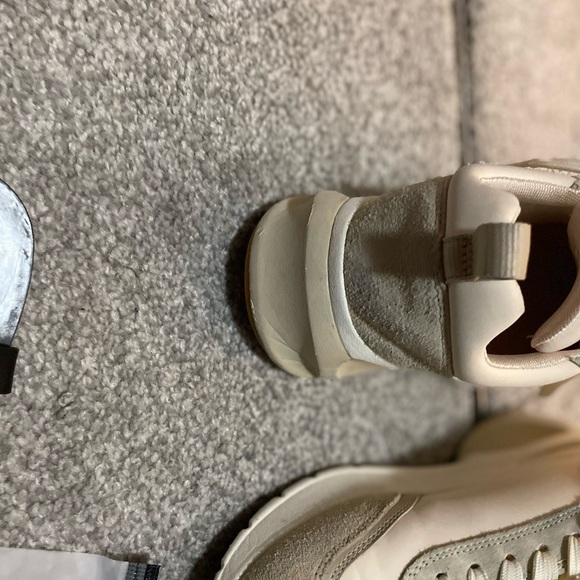 Tori Burch Beige sneakers size 7. Barely used. - Picture 3 of 4